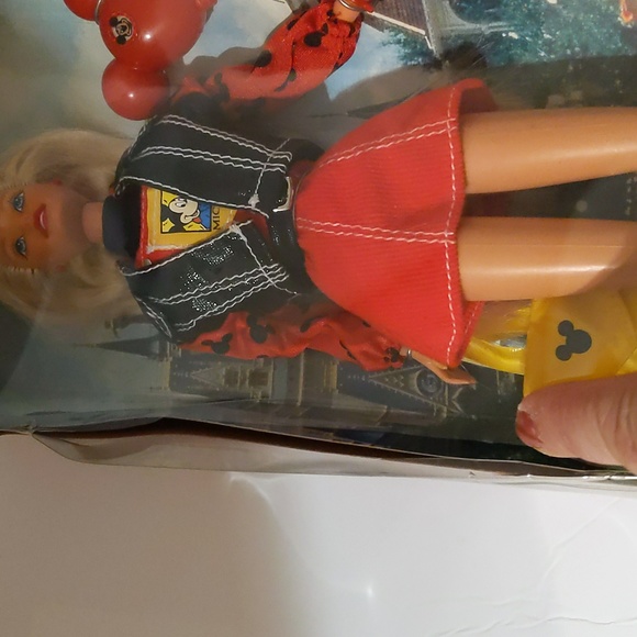Barbie Exclusive Disne Fun Doll - Picture 7 of 8
